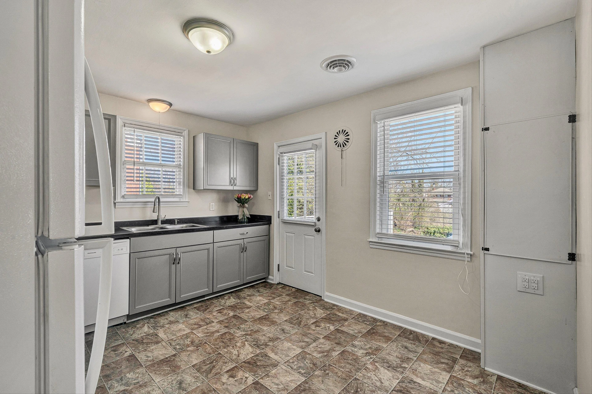 2705 Forest Hill AVE - Photo 9