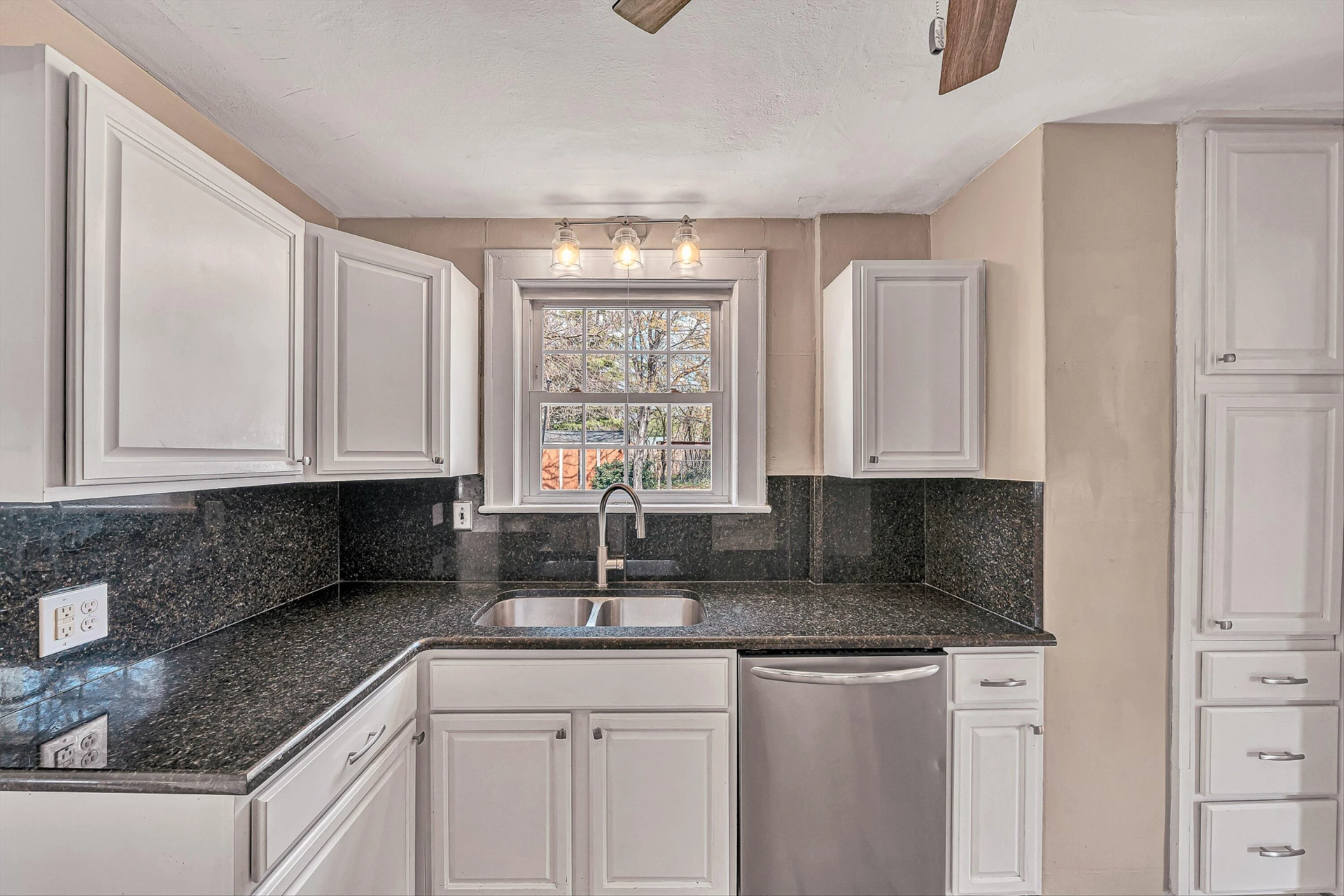 2405 Windsor AVE - Photo 11