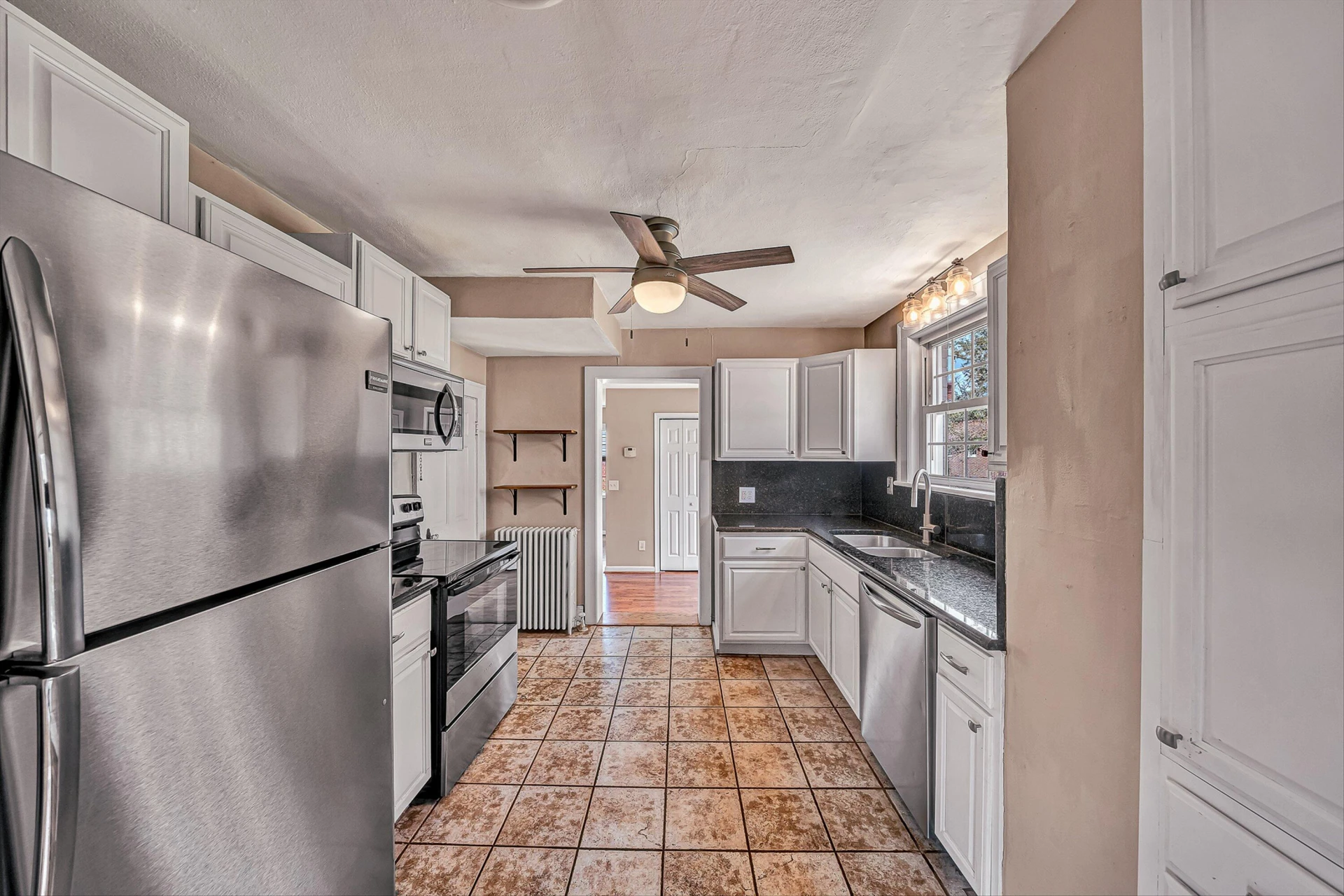 2405 Windsor AVE - Photo 12