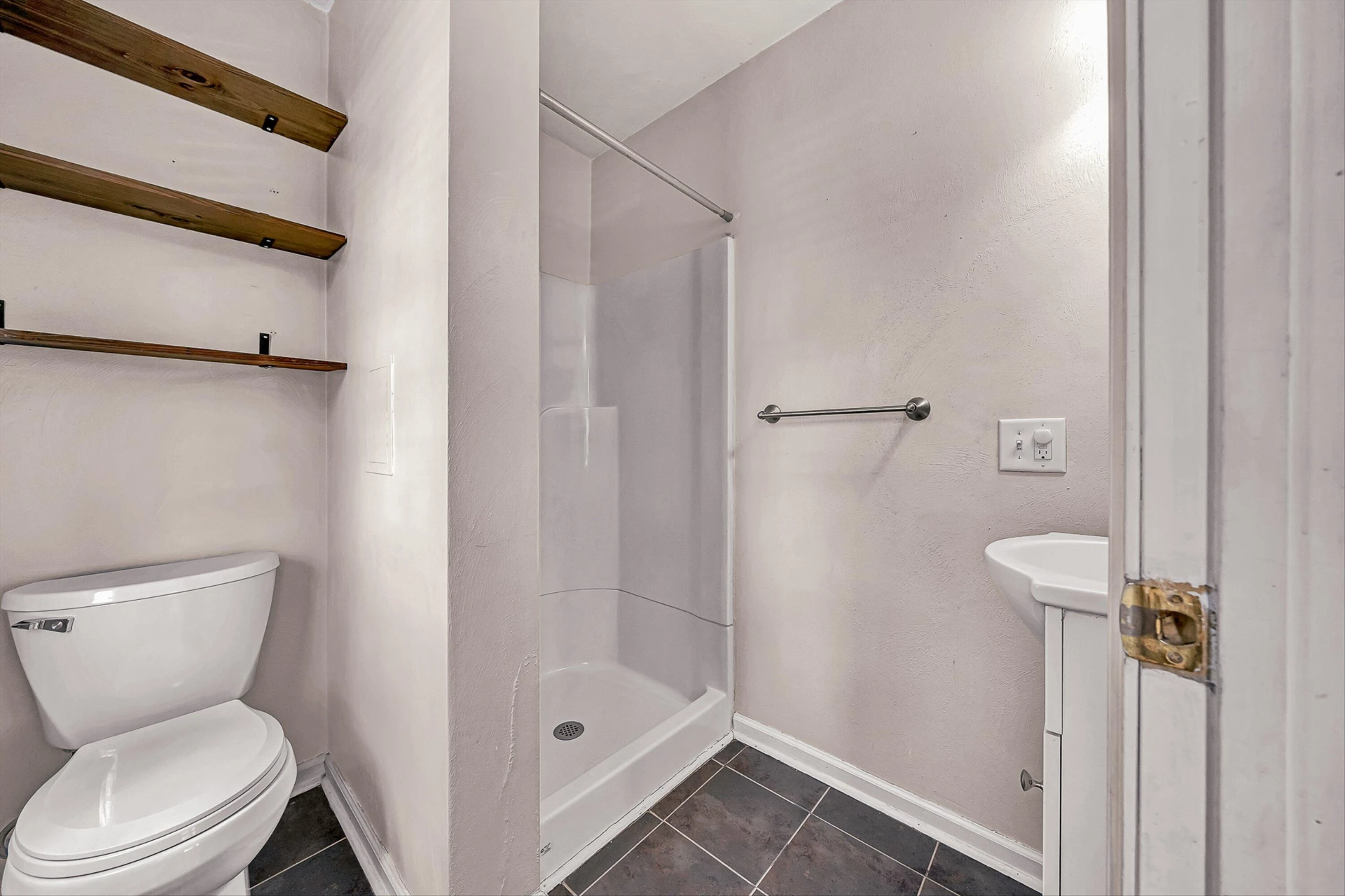 2405 Windsor AVE - Photo 15