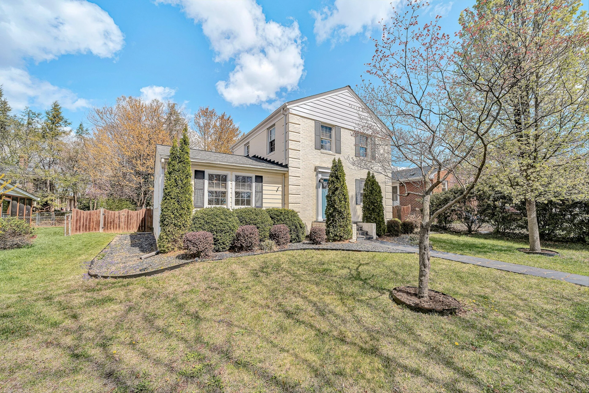 2405 Windsor AVE - Photo 2
