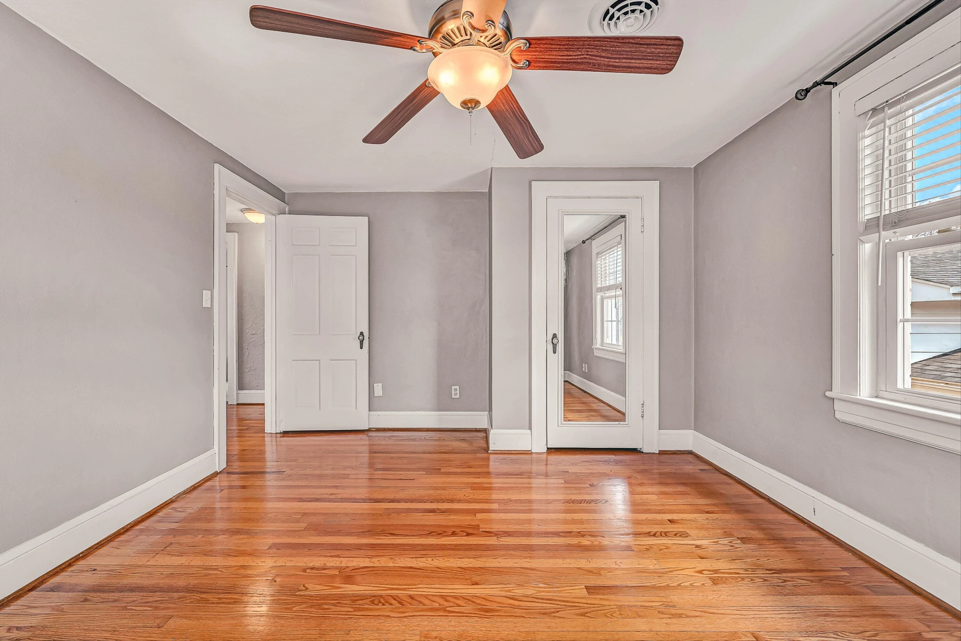 2405 Windsor AVE - Photo 24