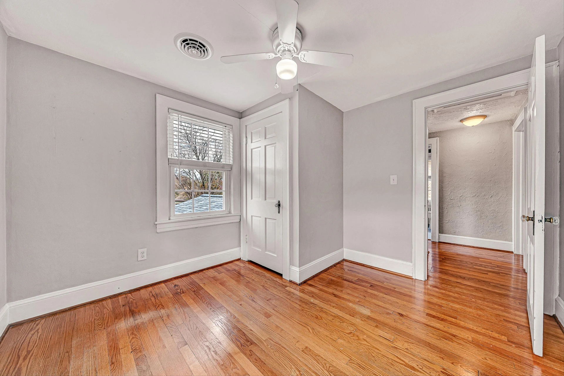 2405 Windsor AVE - Photo 26