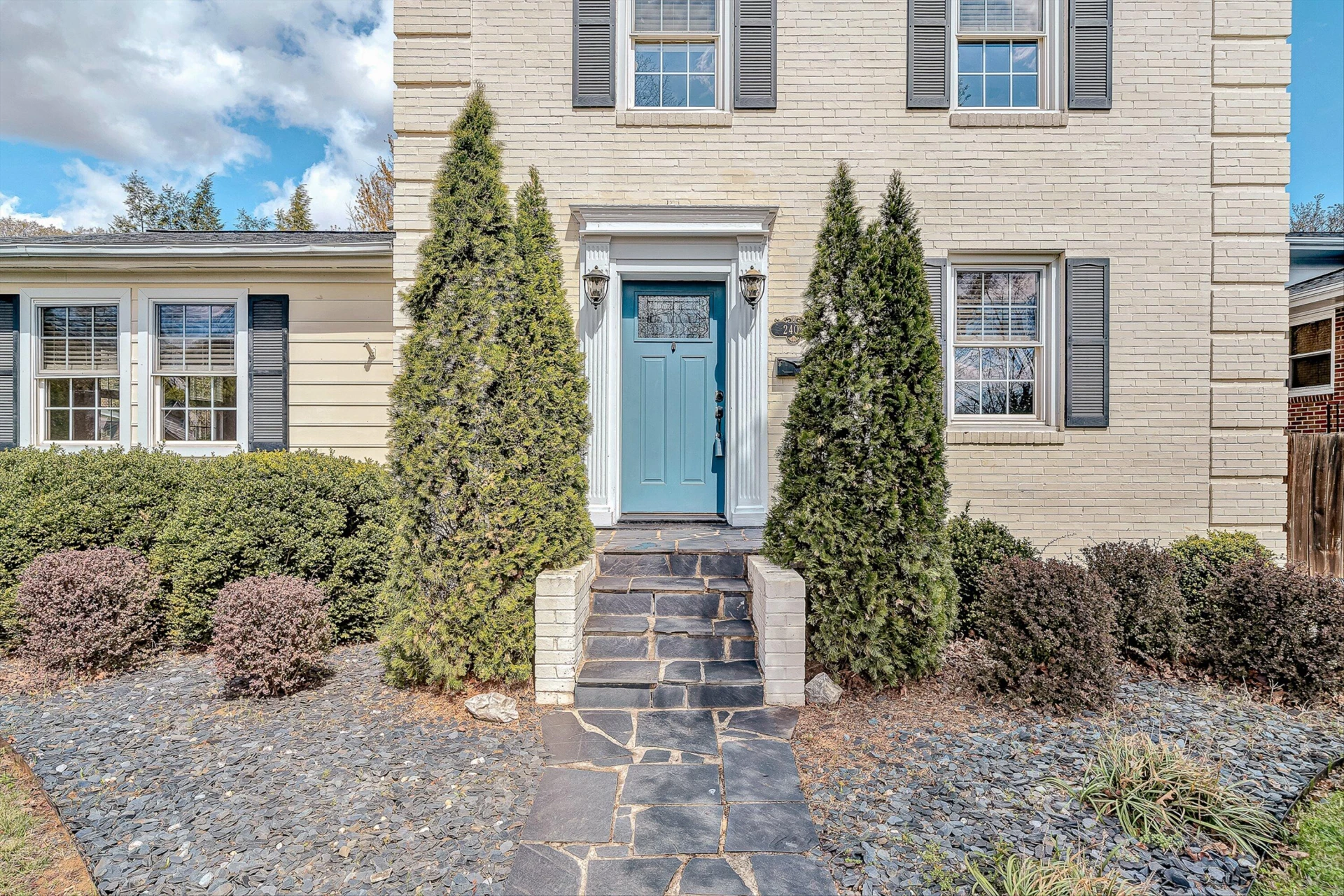 2405 Windsor AVE - Photo 3