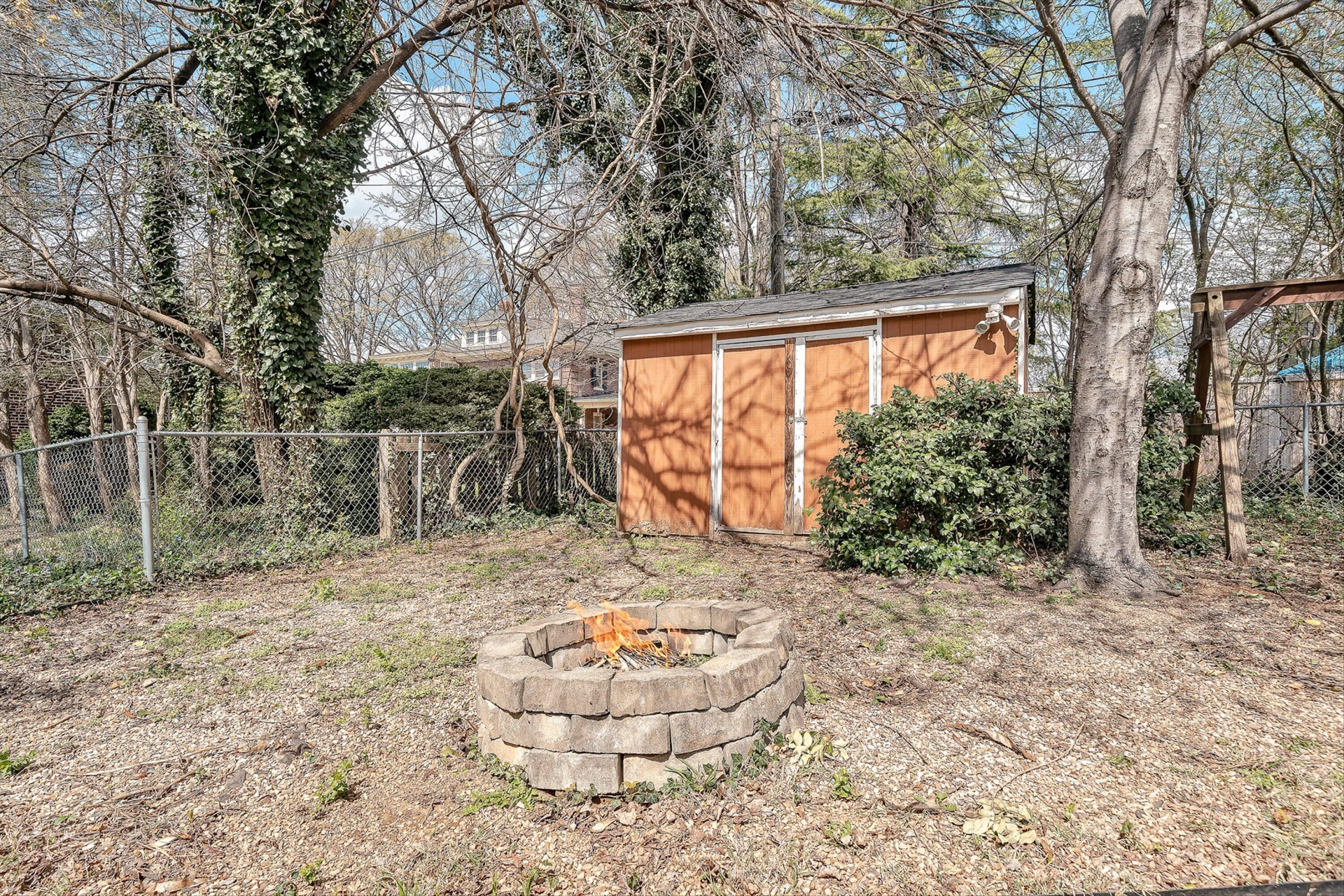 2405 Windsor AVE - Photo 34