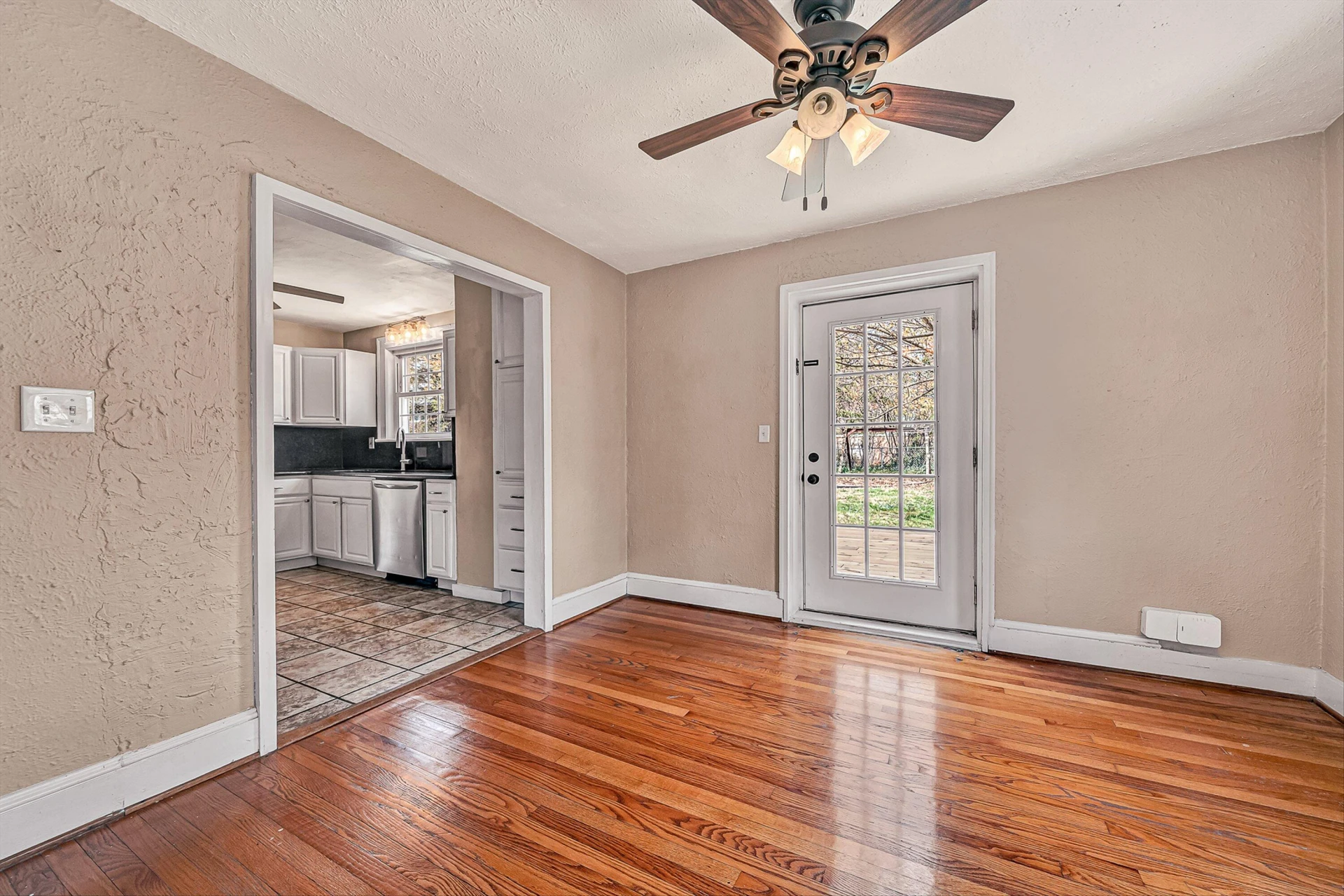 2405 Windsor AVE - Photo 9