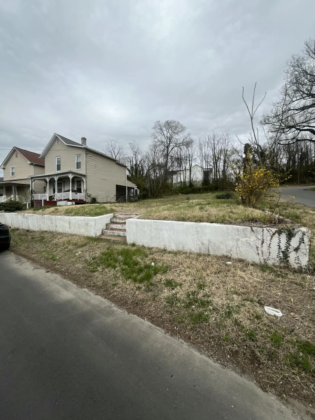 601 Moorman AVE - Photo 2