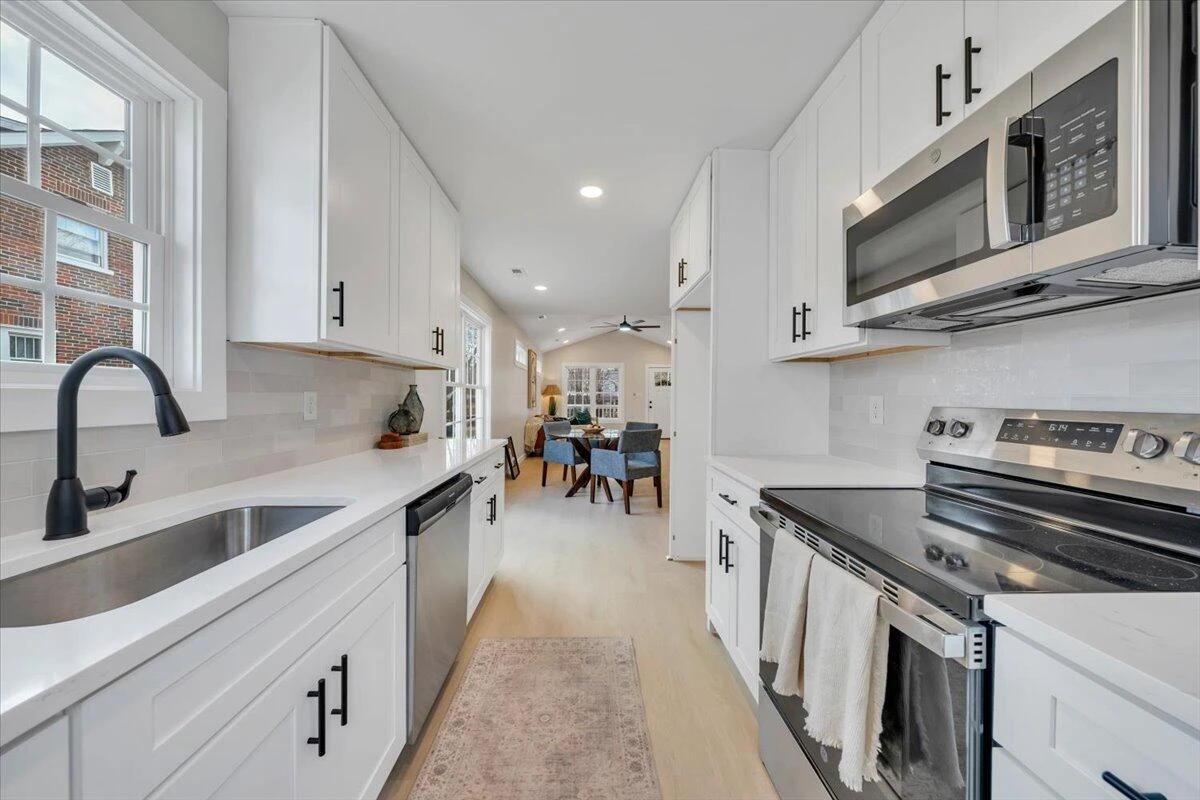3323 Collingwood ST - Photo 18