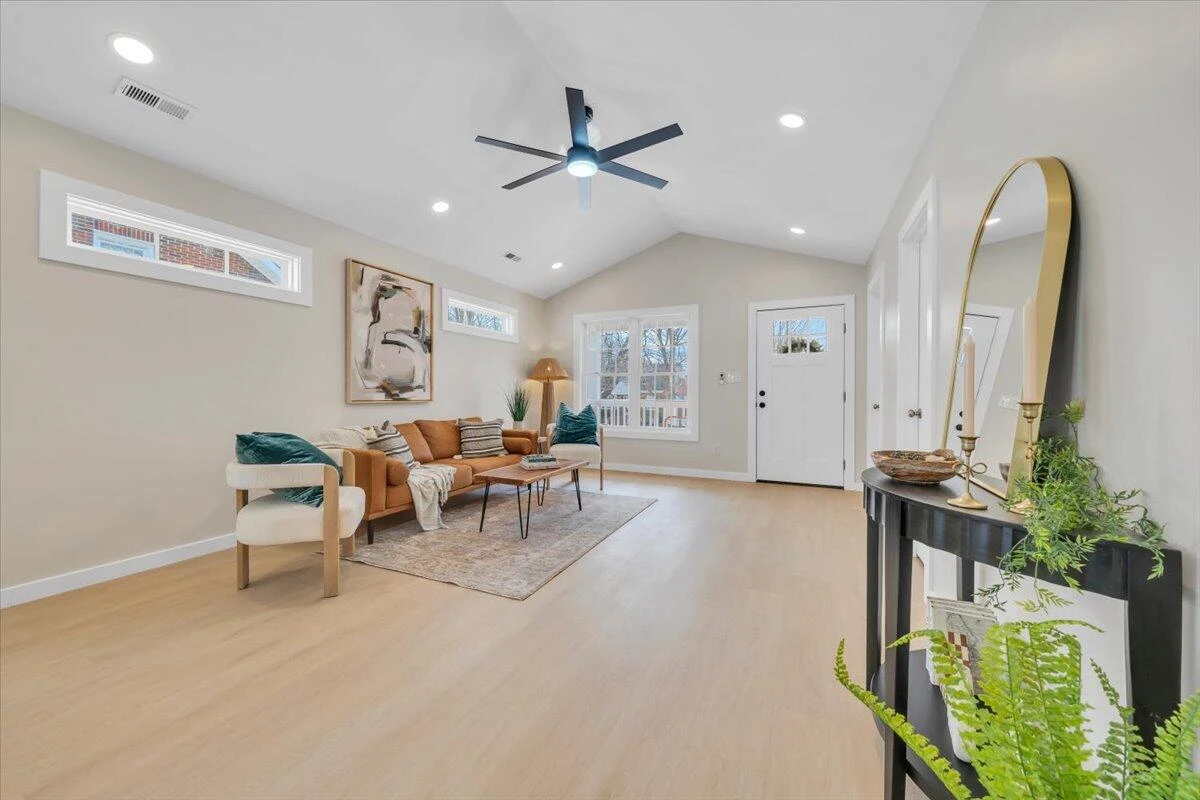 3323 Collingwood ST - Photo 9