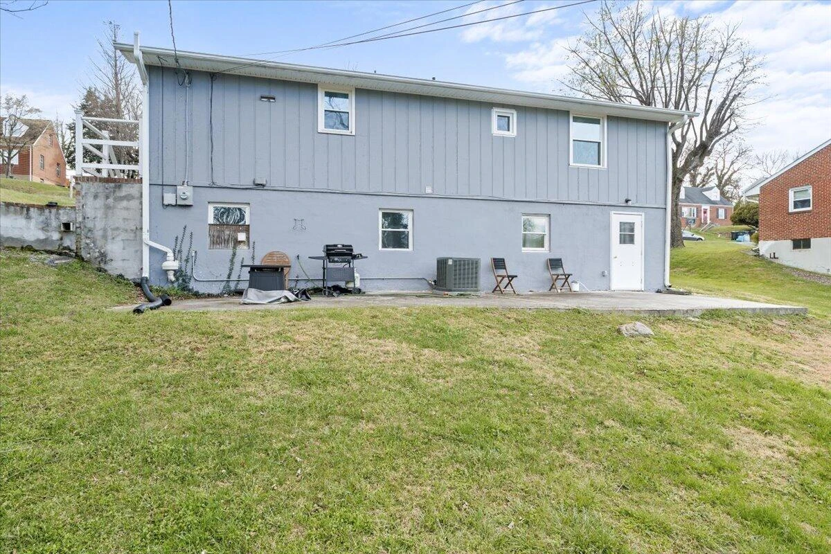 2633 Springhill DR - Photo 18