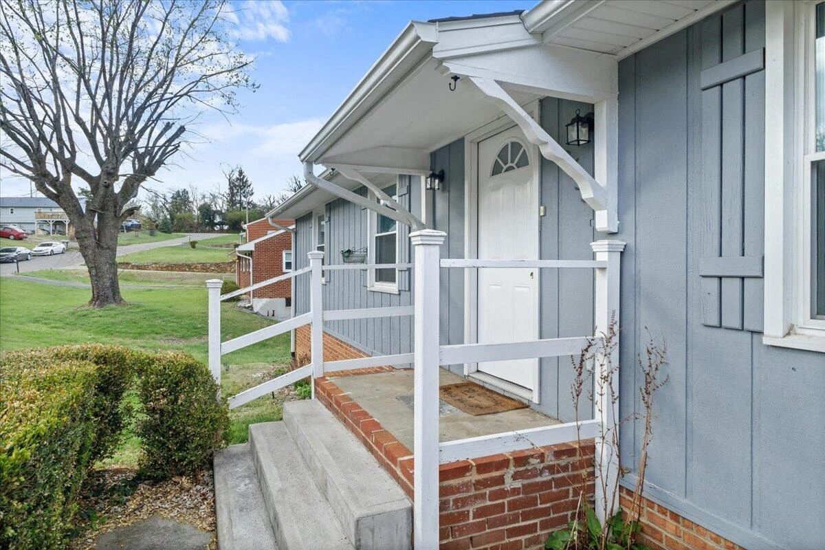 2633 Springhill DR - Photo 2