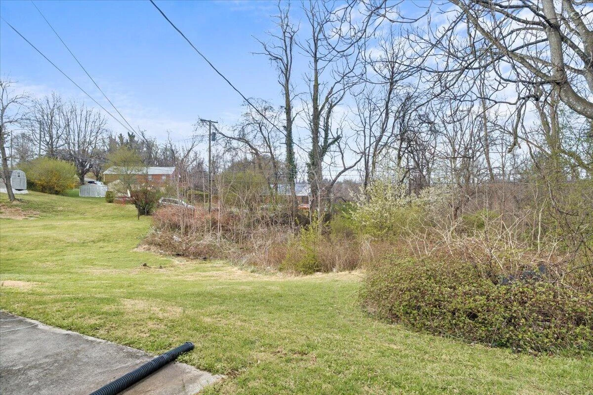 2633 Springhill DR - Photo 20
