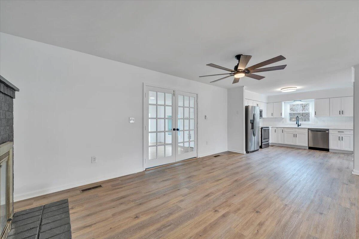 2049 Surrey LN - Photo 12