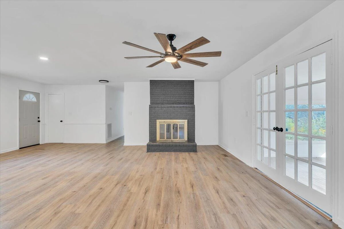 2049 Surrey LN - Photo 14