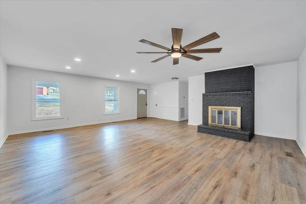 2049 Surrey LN - Photo 15