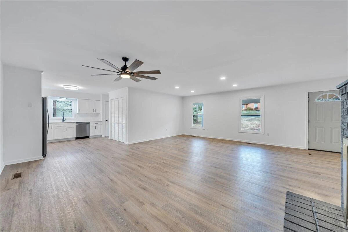 2049 Surrey LN - Photo 16