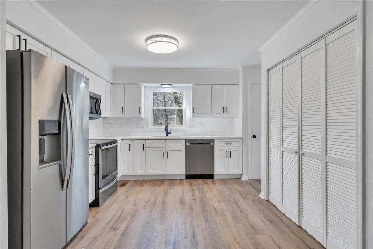 2049 Surrey LN - Photo 17