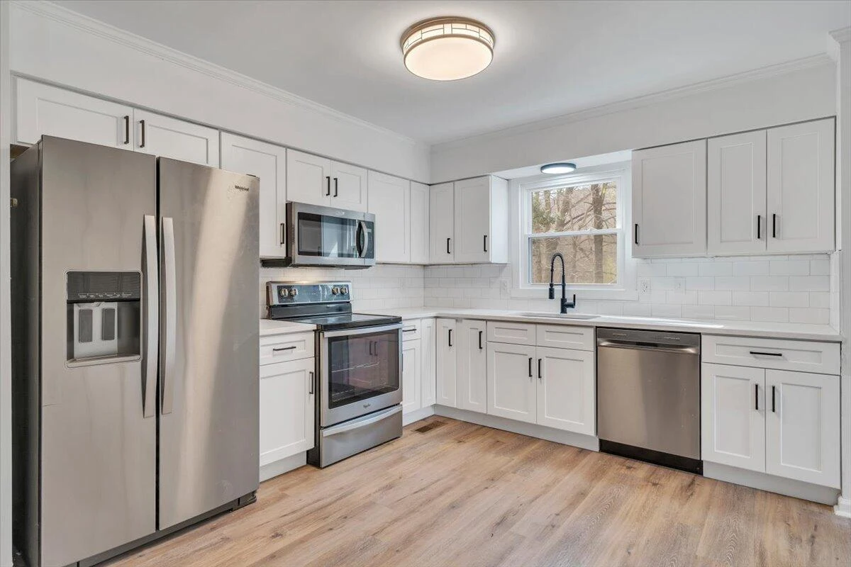 2049 Surrey LN - Photo 18