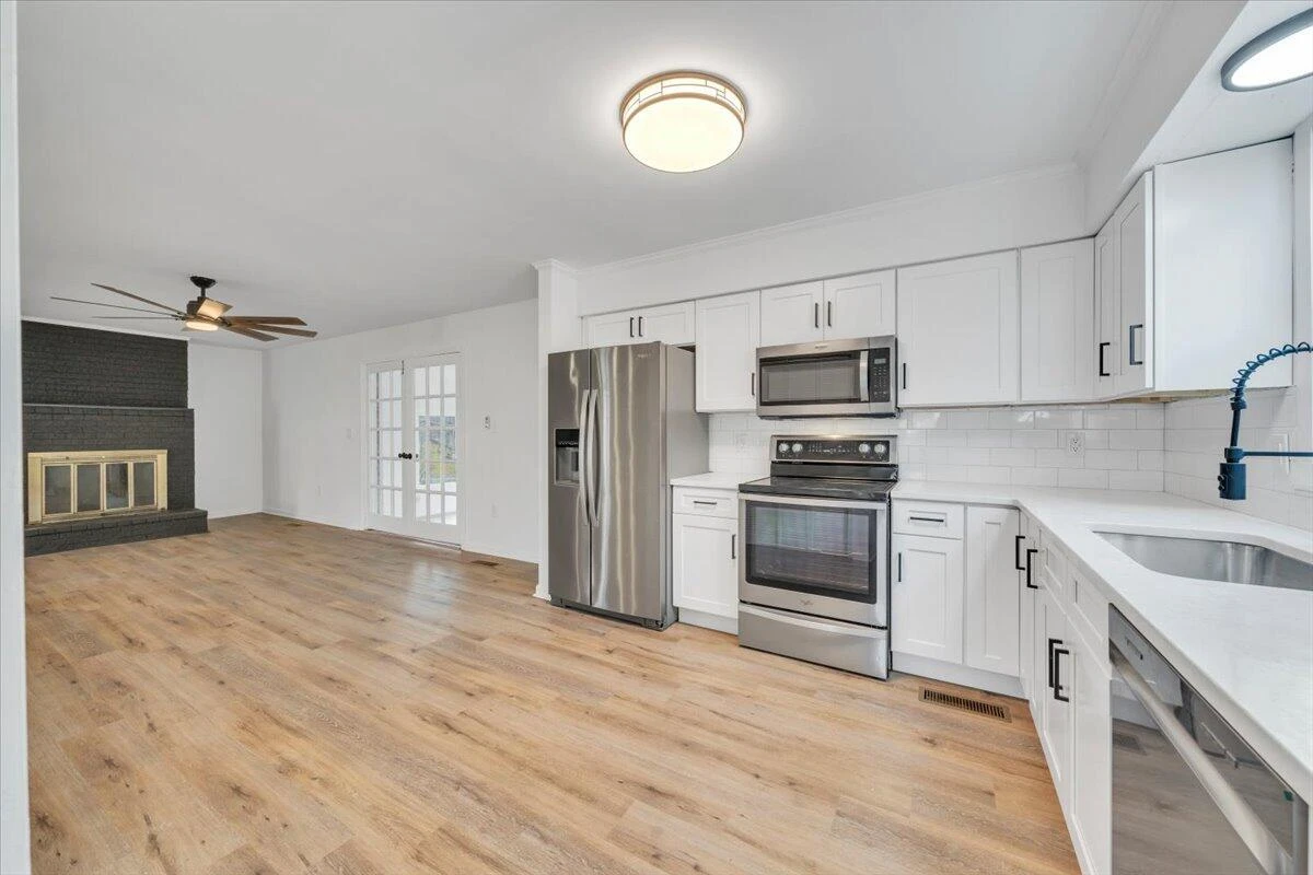 2049 Surrey LN - Photo 19