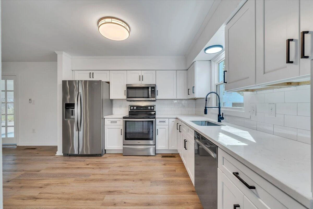 2049 Surrey LN - Photo 20