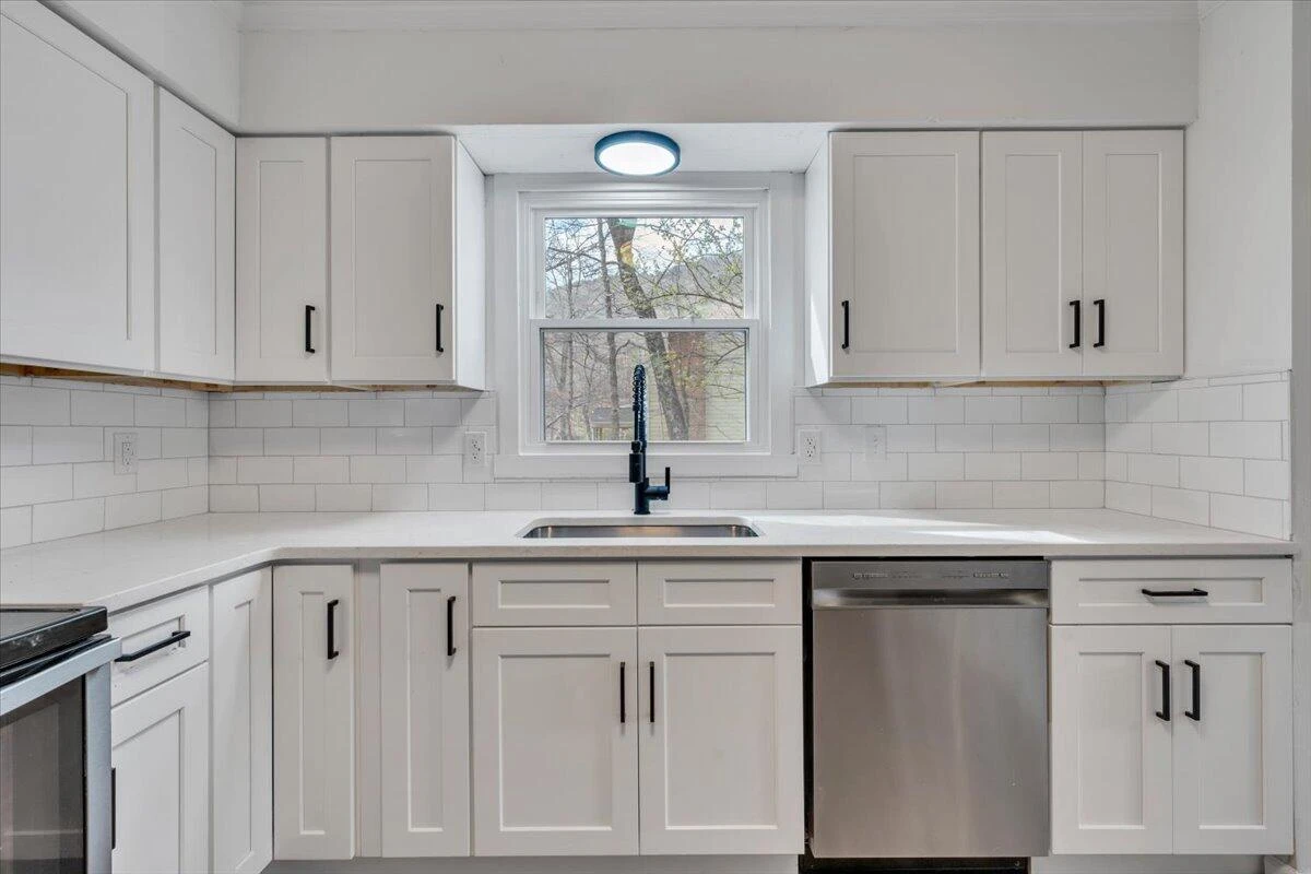 2049 Surrey LN - Photo 21