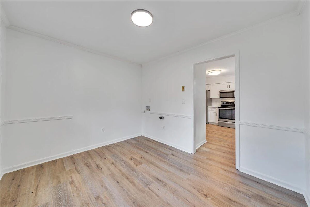 2049 Surrey LN - Photo 24