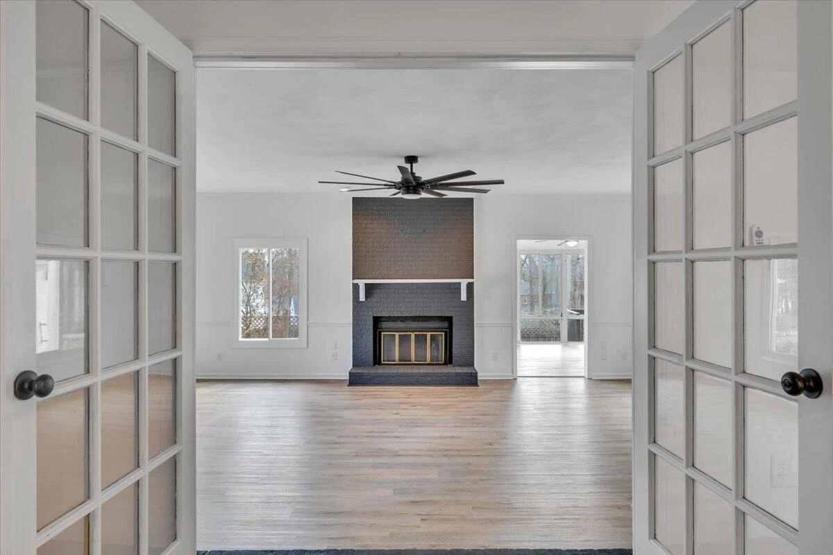 2049 Surrey LN - Photo 26