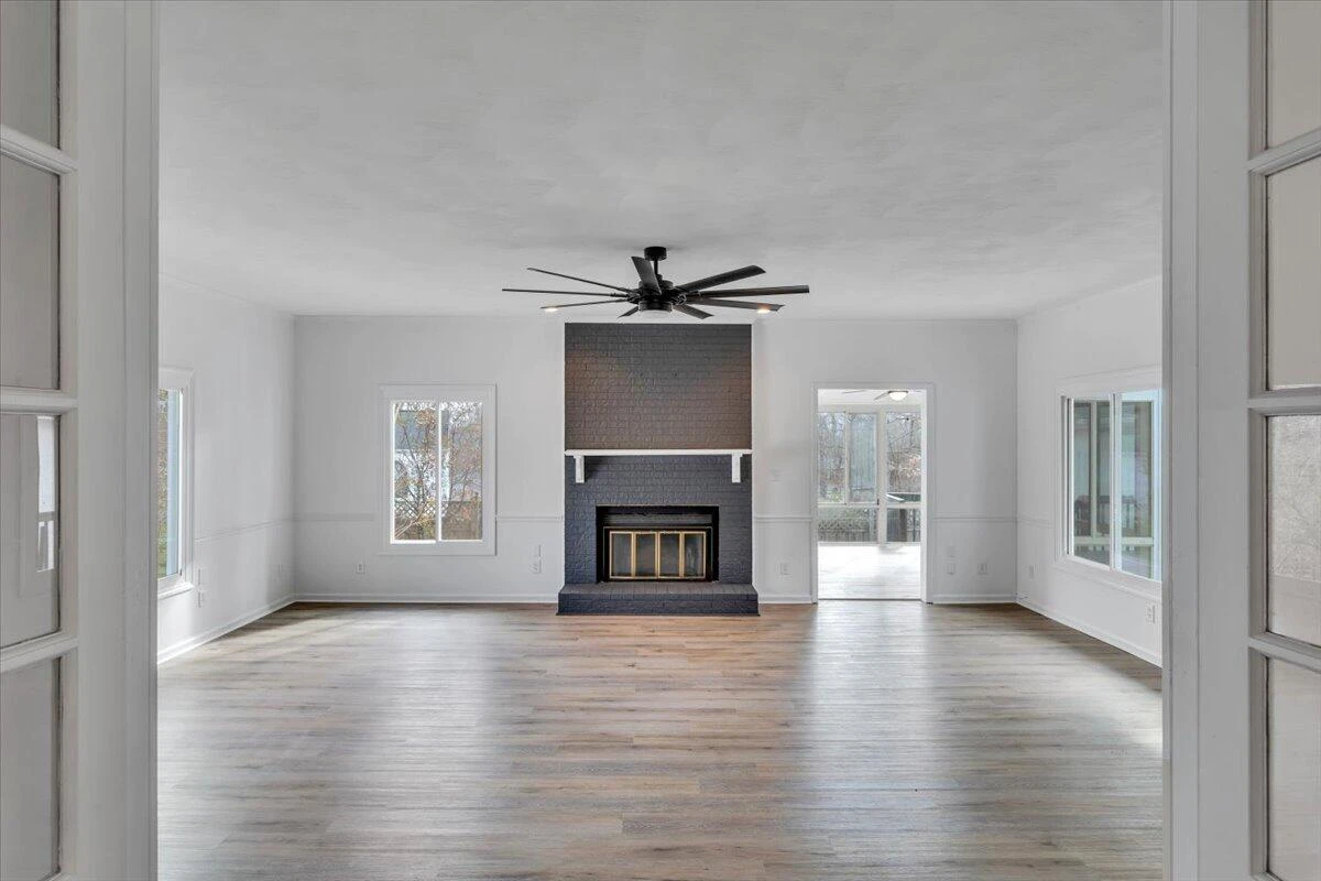 2049 Surrey LN - Photo 27
