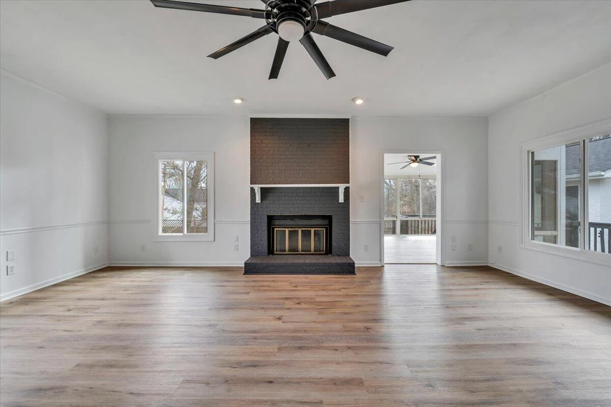 2049 Surrey LN - Photo 28