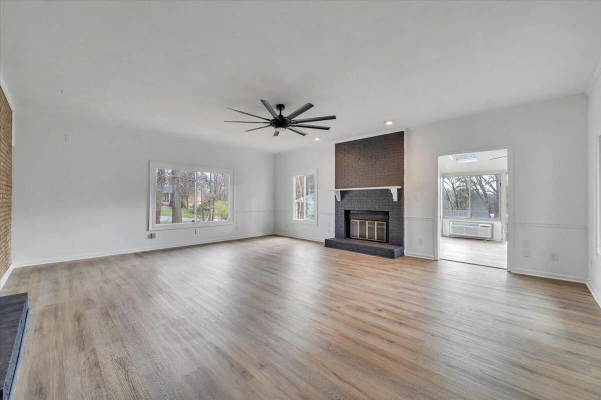 2049 Surrey LN - Photo 29