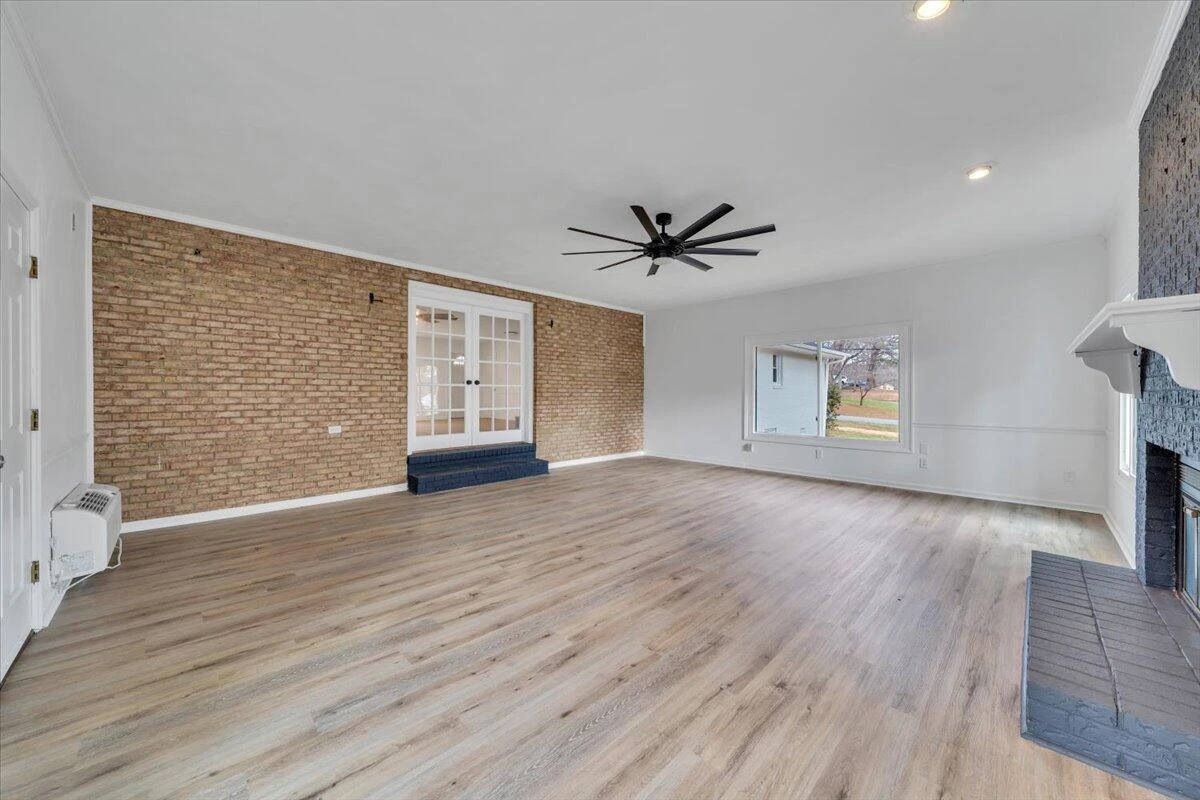 2049 Surrey LN - Photo 30