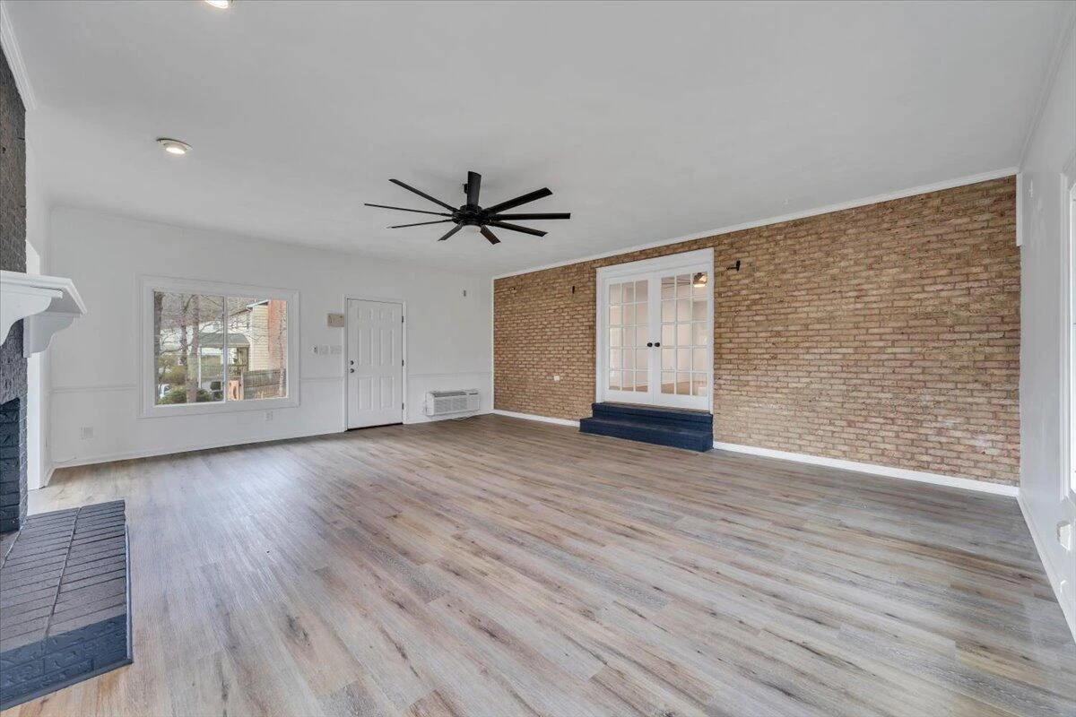 2049 Surrey LN - Photo 31