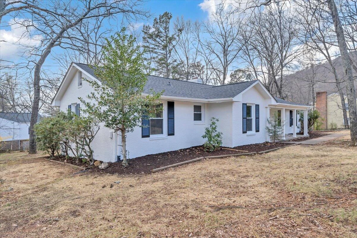 2049 Surrey LN - Photo 5