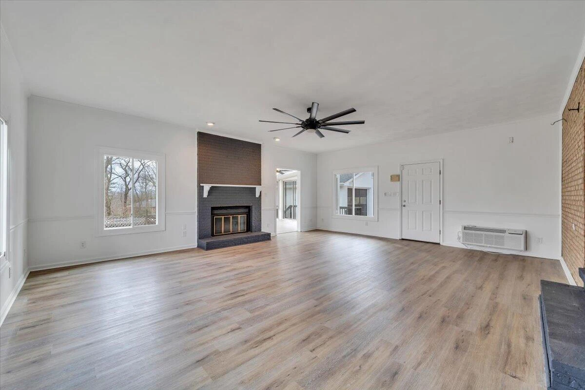 2049 Surrey LN - Photo 32