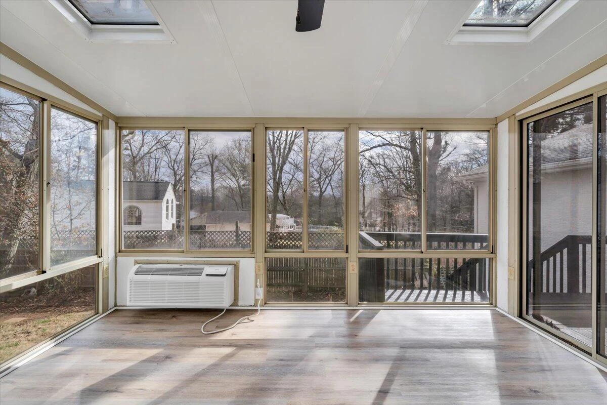 2049 Surrey LN - Photo 33