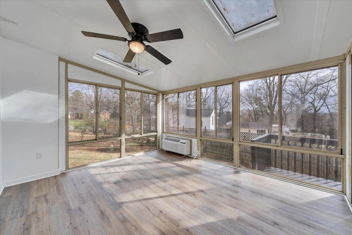 2049 Surrey LN - Photo 34