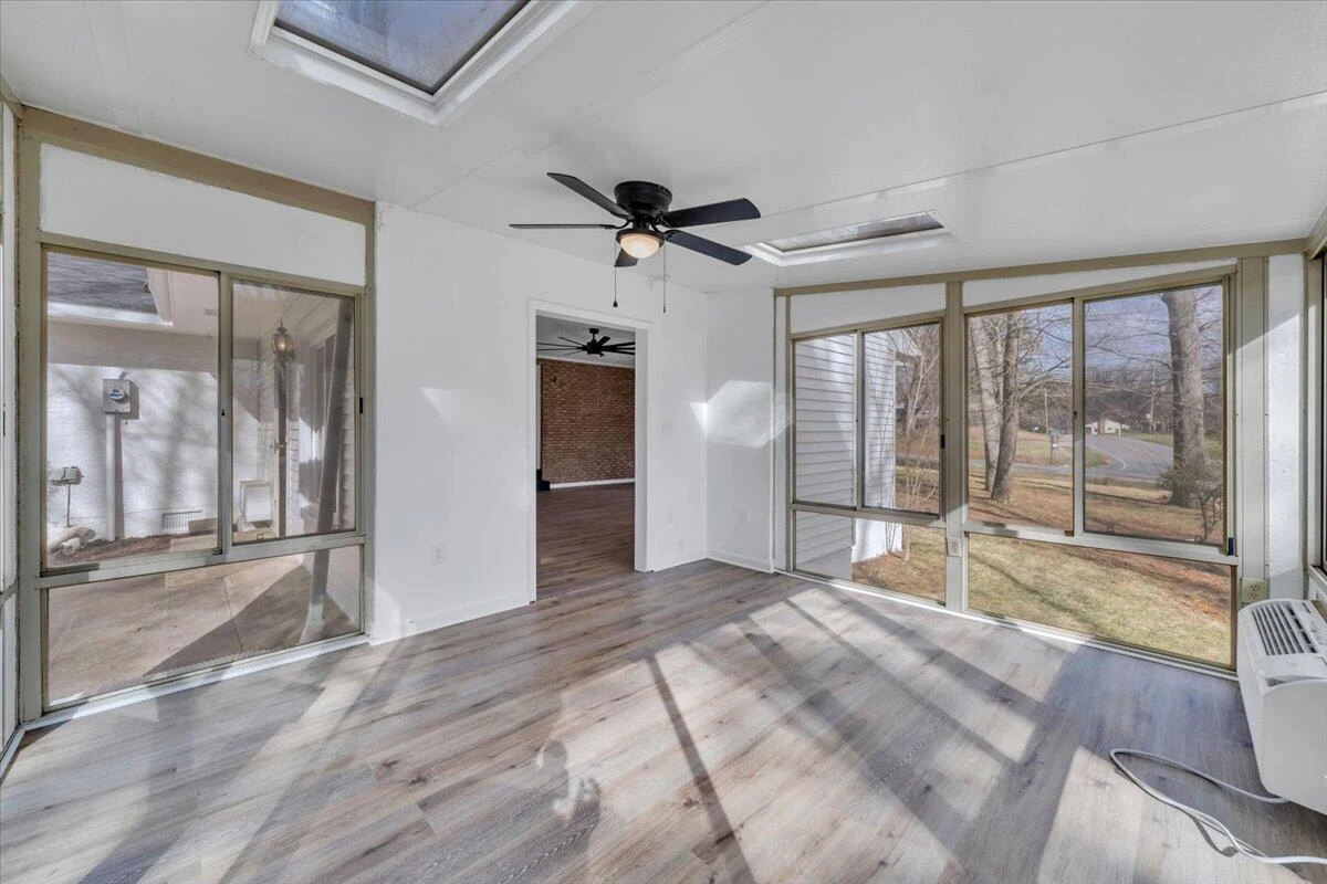 2049 Surrey LN - Photo 35