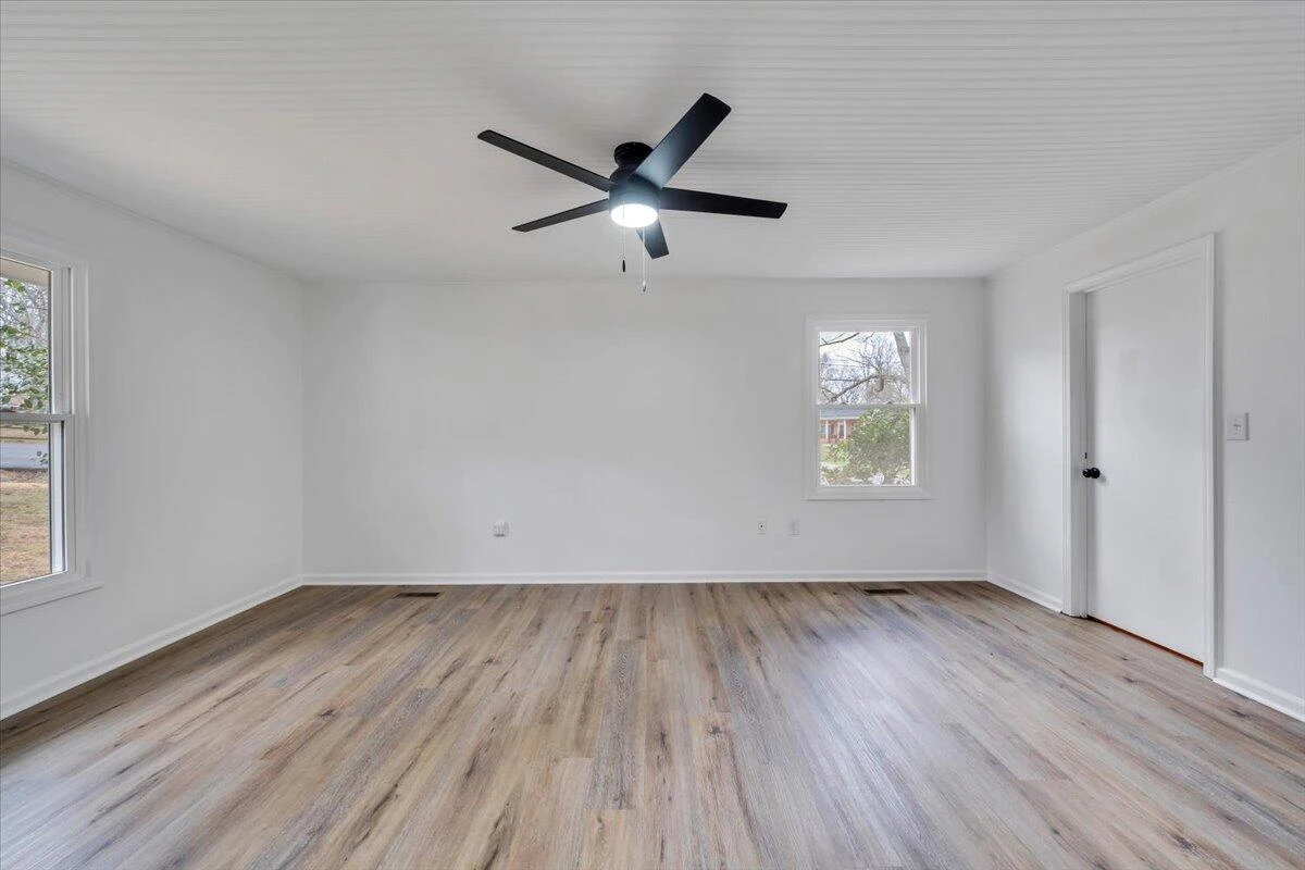 2049 Surrey LN - Photo 36