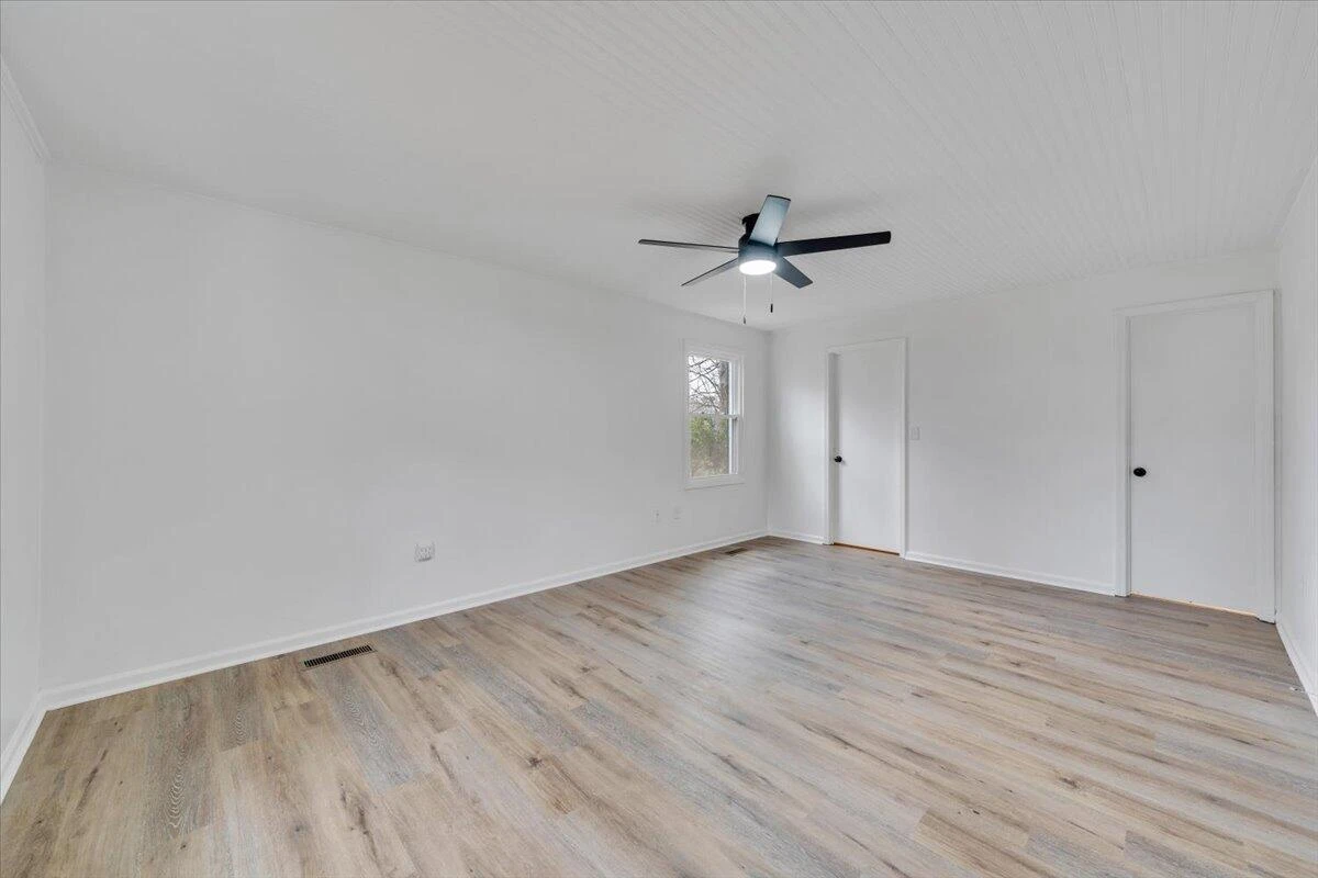 2049 Surrey LN - Photo 37