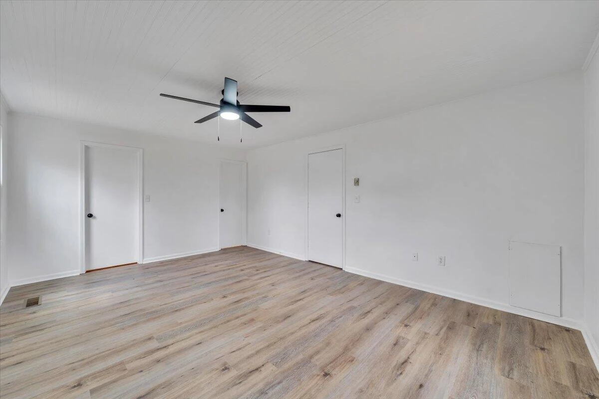 2049 Surrey LN - Photo 38