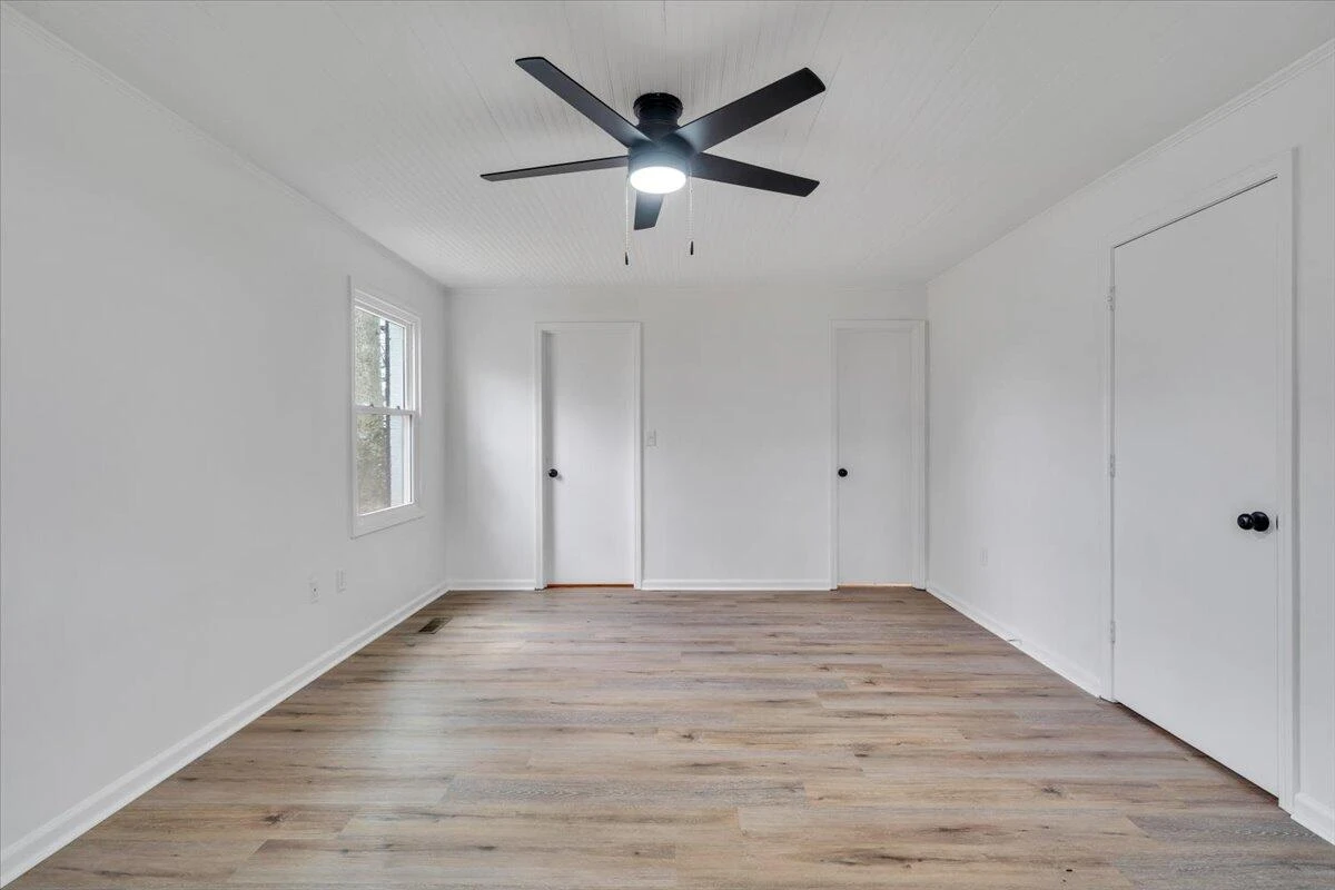 2049 Surrey LN - Photo 39