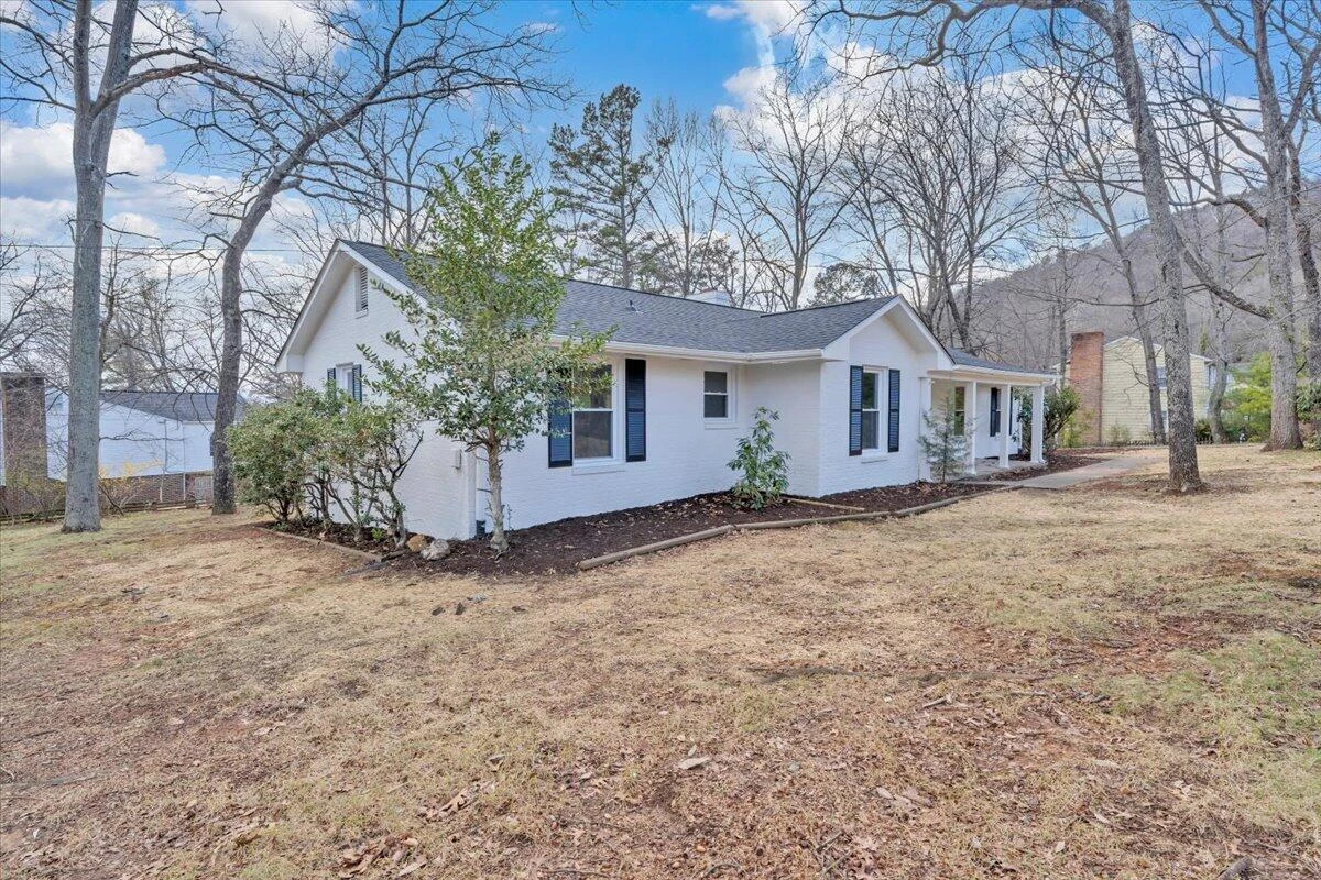 2049 Surrey LN - Photo 6