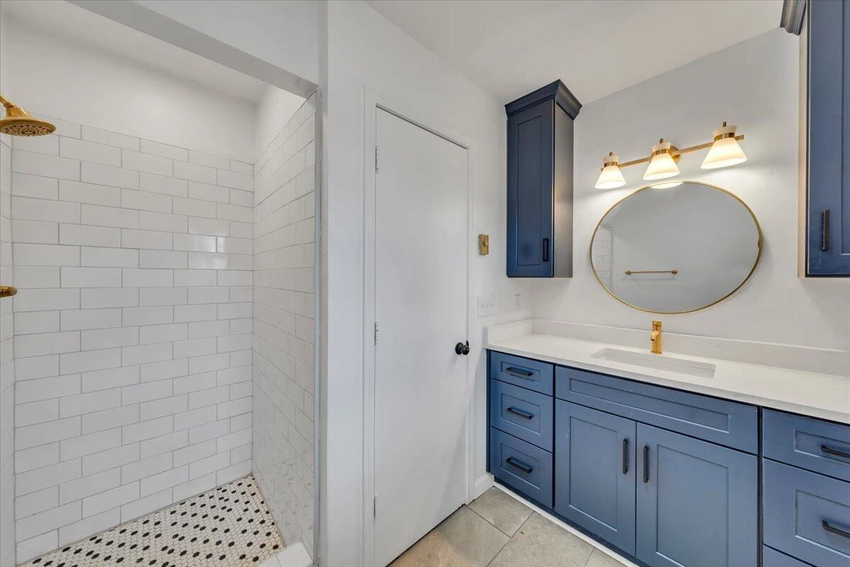 2049 Surrey LN - Photo 43