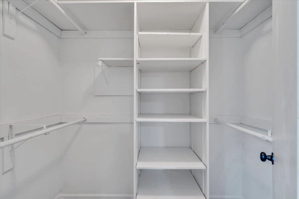 2049 Surrey LN - Photo 45