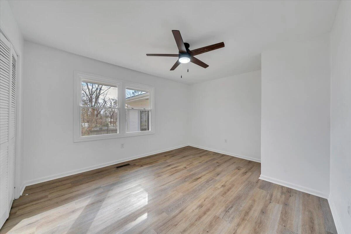 2049 Surrey LN - Photo 46