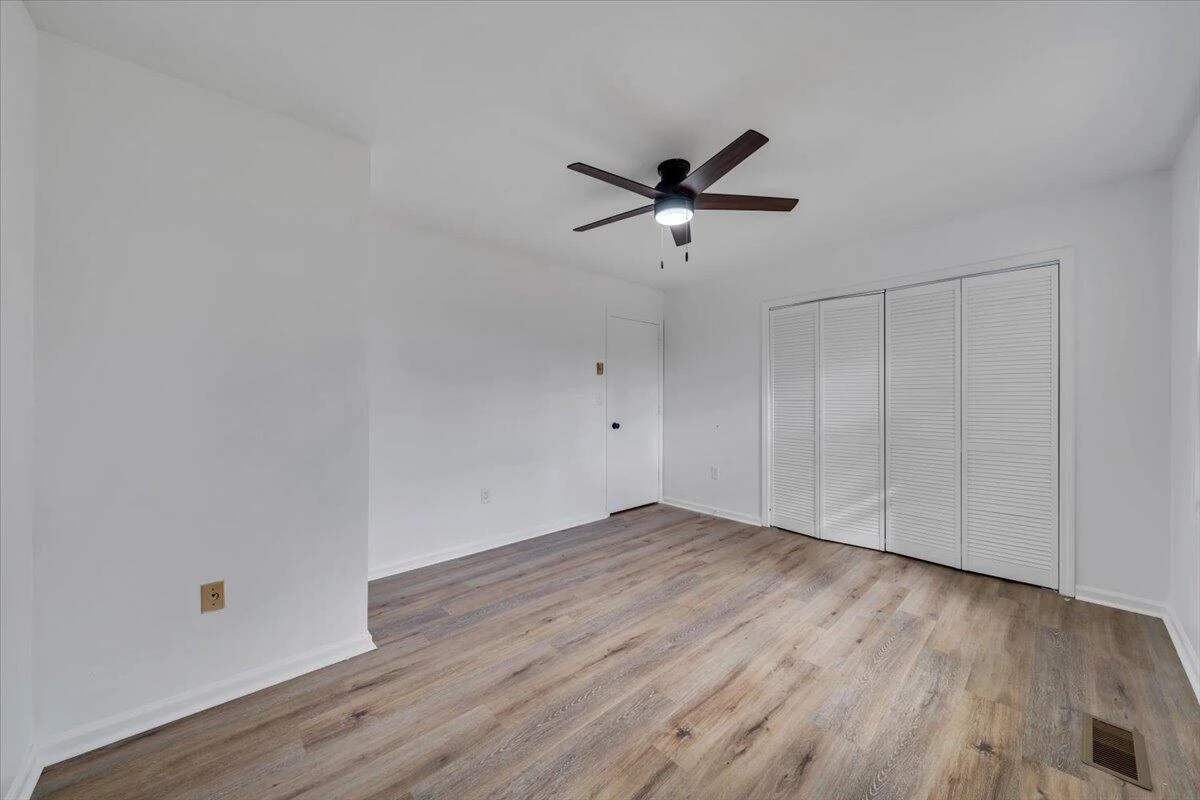 2049 Surrey LN - Photo 47