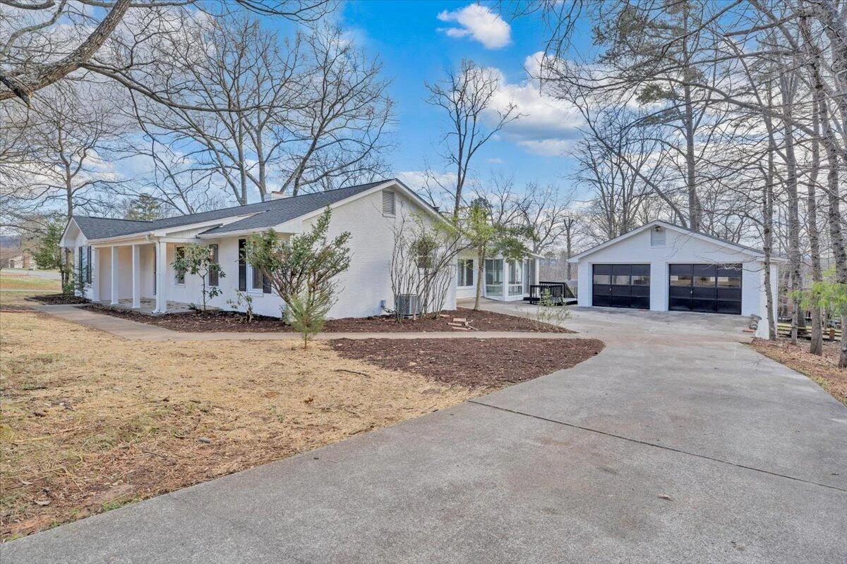2049 Surrey LN - Photo 7