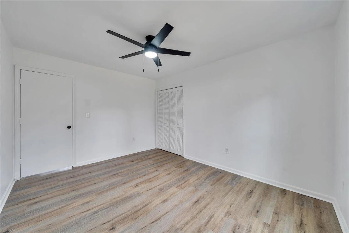 2049 Surrey LN - Photo 53