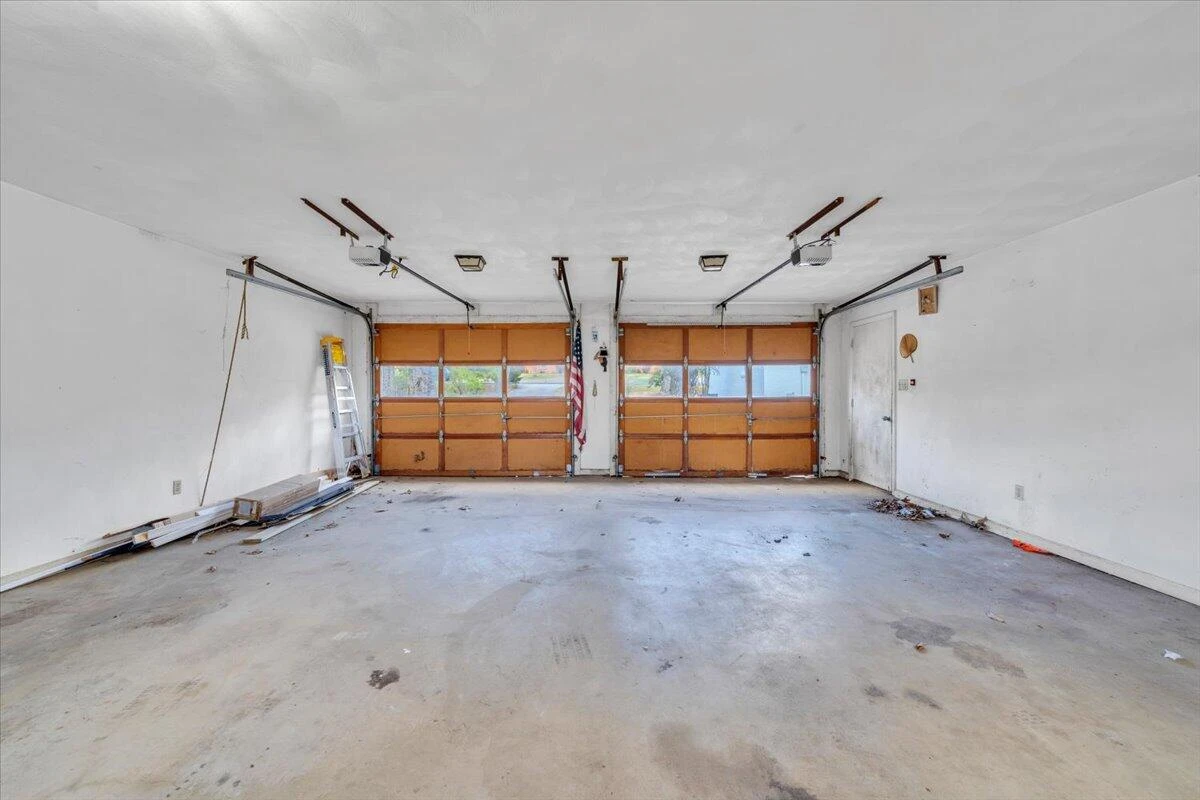 2049 Surrey LN - Photo 57