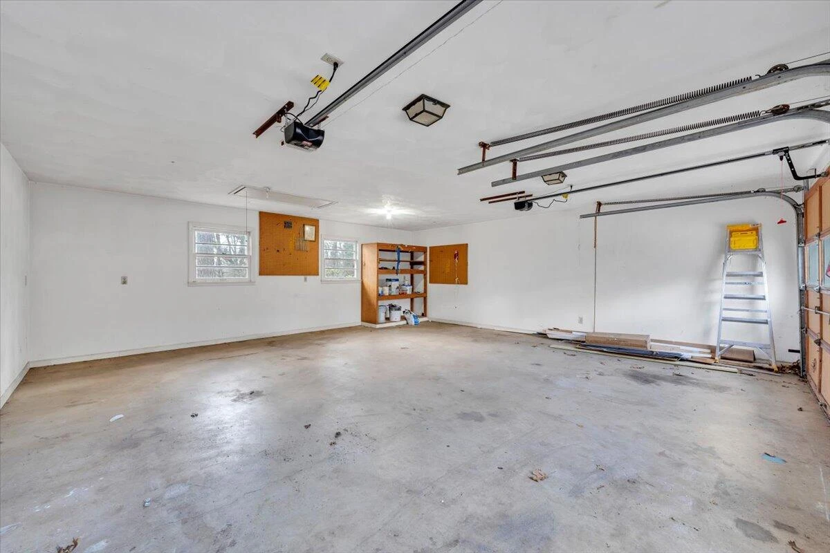 2049 Surrey LN - Photo 58